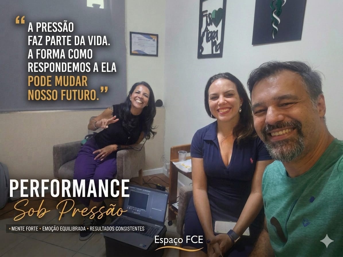 Rodnei da Silva Dias com participantes após a palestra Performance Sob Pressão
