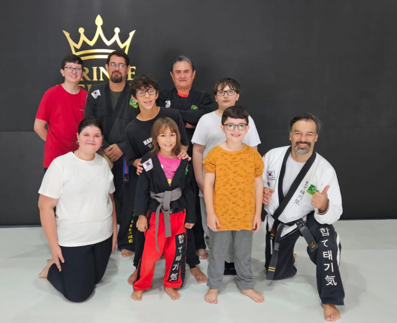 Turma reunida em academia de artes marciais
