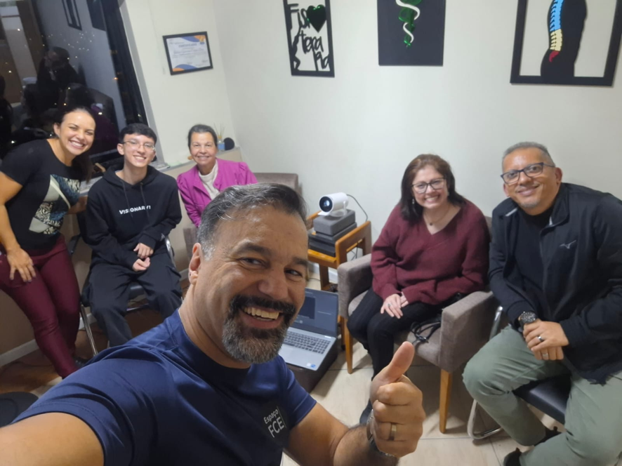 Rodnei da Silva Dias com participantes de encontro no Espaço FCE