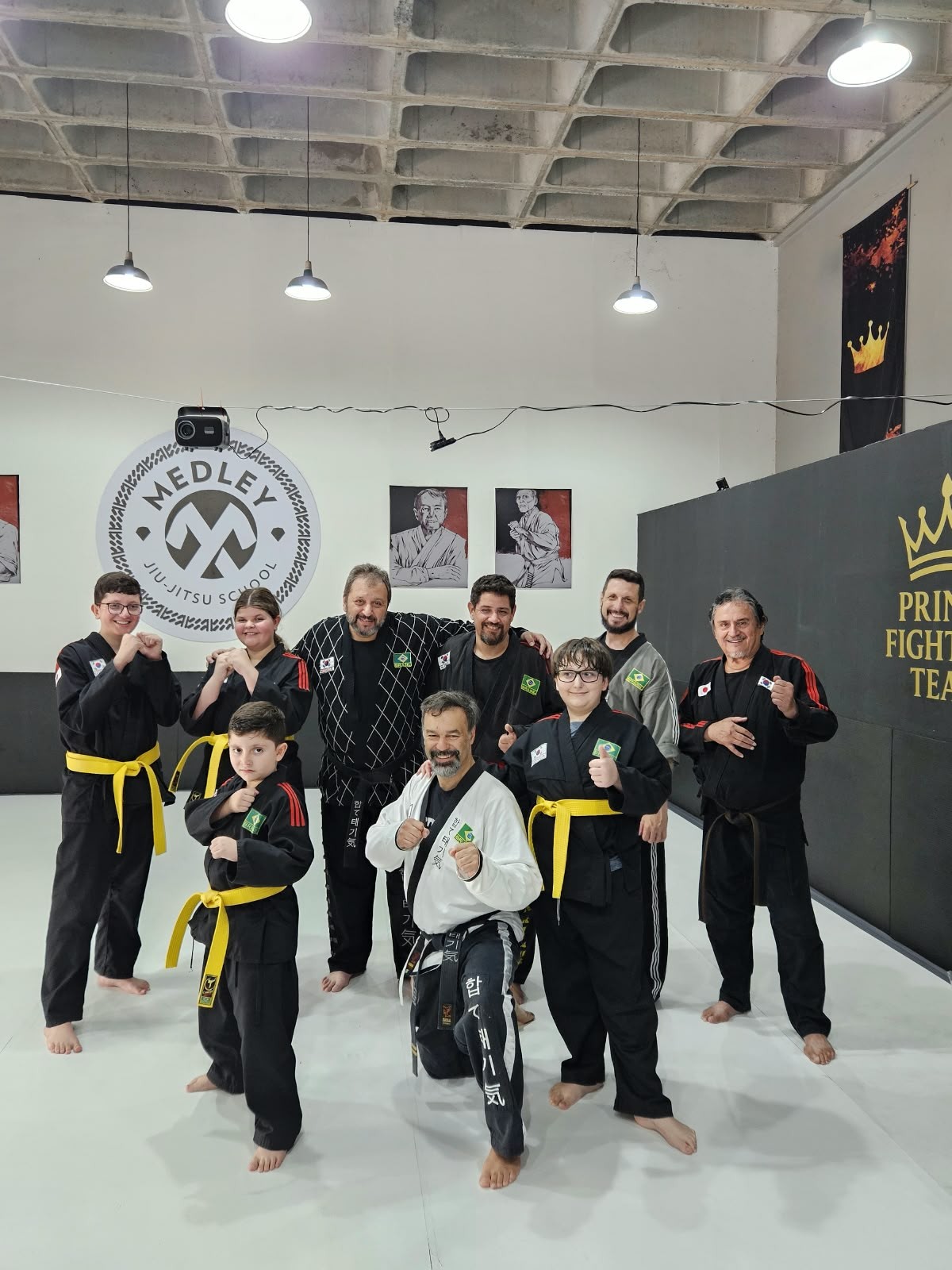 Grupo uniformizado da escola Família Kiunhé (Haptetaeki)
